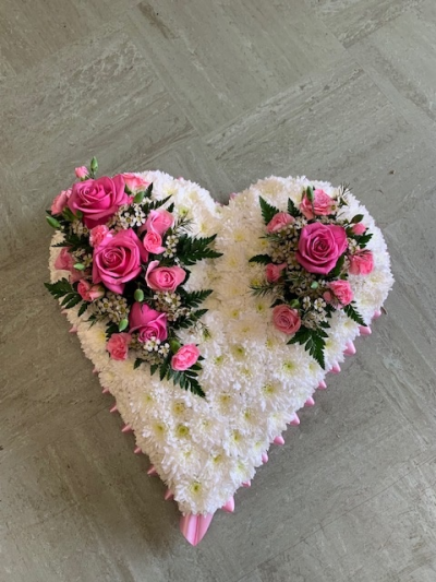 Pink Heart Double Sprays - Full Based Heart With Two Pretty Pink Sprays
Ribbon Or Green Edge. Other Colours Are Available