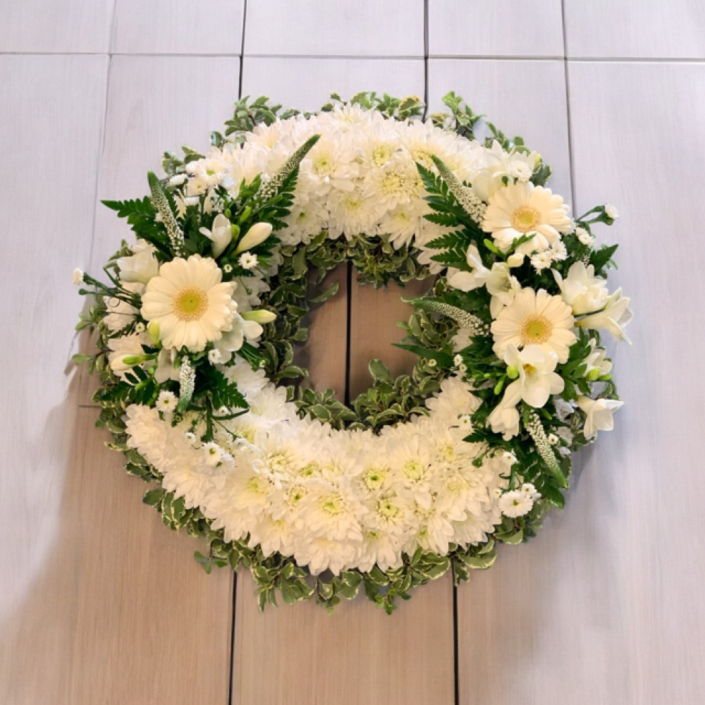 Wreath White With Foliage Edge (2)
